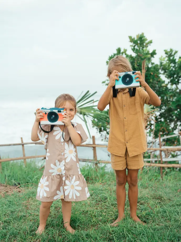 2 kinderen samen aan het spelen met onze speelcamera
